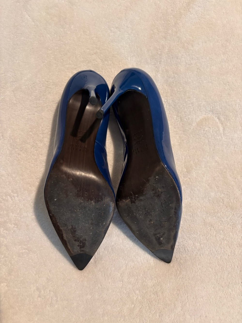 Classic Pointed-Toe Patent Pump in Navy Blue - Picture 2 of 6